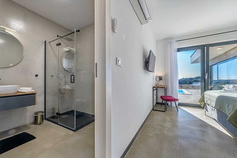 Gemütliches Badezimmer mit stilvoller Einrichtung und Spiegel.