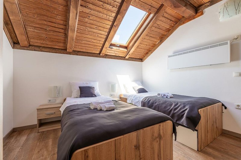 Gemütliches Schlafzimmer mit bequemem Bett und stilvoller Einrichtung. Perfekt zum Entspannen und Träumen.