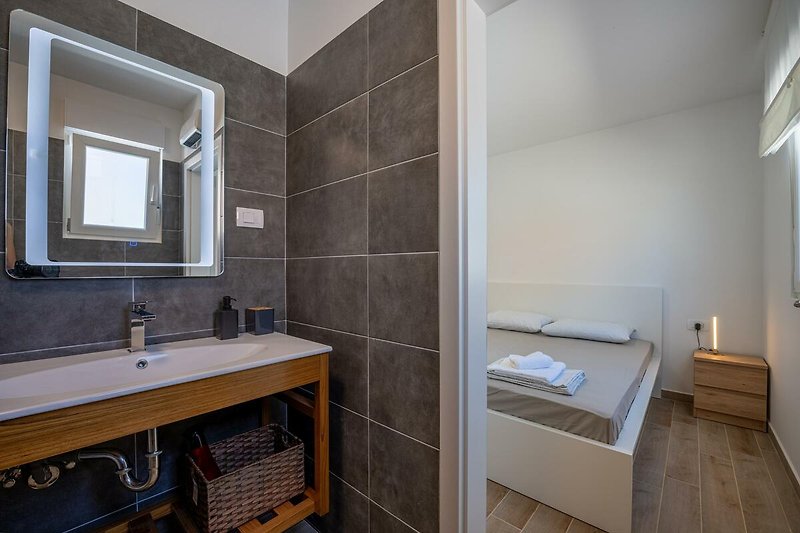 Gemütliches Badezimmer mit stilvollem Interieur und modernen Armaturen. Perfekt zum Entspannen und Erfrischen.