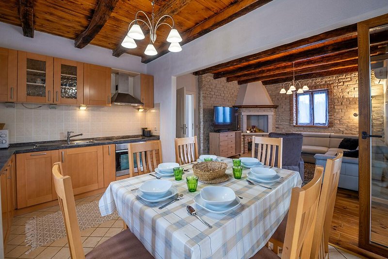 Schöne Küche mit Holzmöbeln und stilvollem Design.