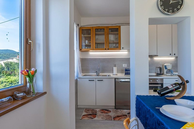 Moderne Küche mit Holzakzenten, blauer Beleuchtung und stilvollem Design.