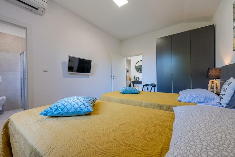Gemütliches Schlafzimmer mit bequemem Bett und stilvollem Holzmobiliar.