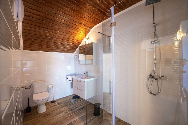 Schönes Badezimmer mit stilvollem Interieur und entspannender Atmosphäre. Perfekt zum Erfrischen und Entspannen.