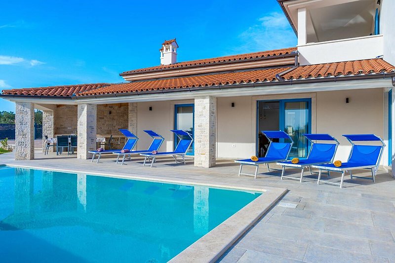 Luxuriöses Ferienhaus mit Pool und Meerblick in exklusiver Lage.