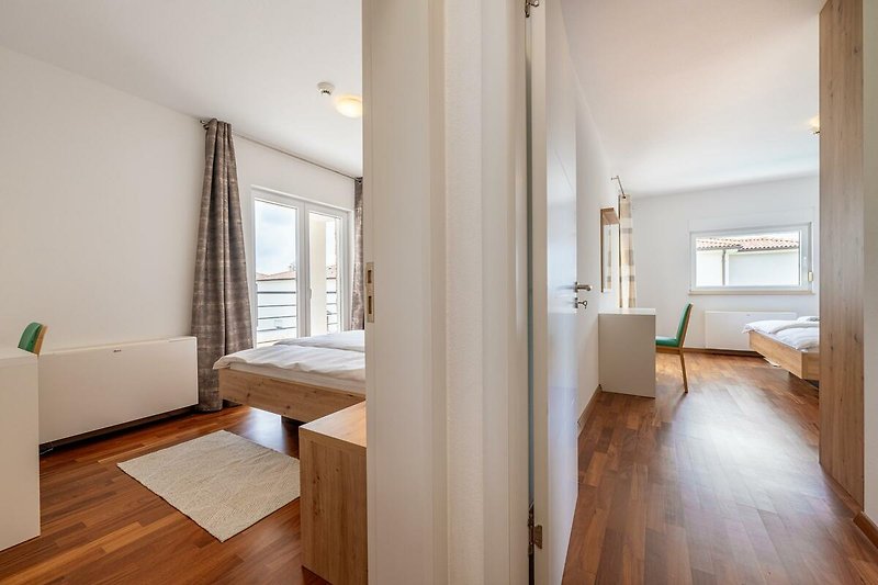 Willkommen in dieser komfortablen Wohnung mit stilvollem Interieur und gemütlichem Bett. Genießen Sie den Ausblick aus dem Fenster.