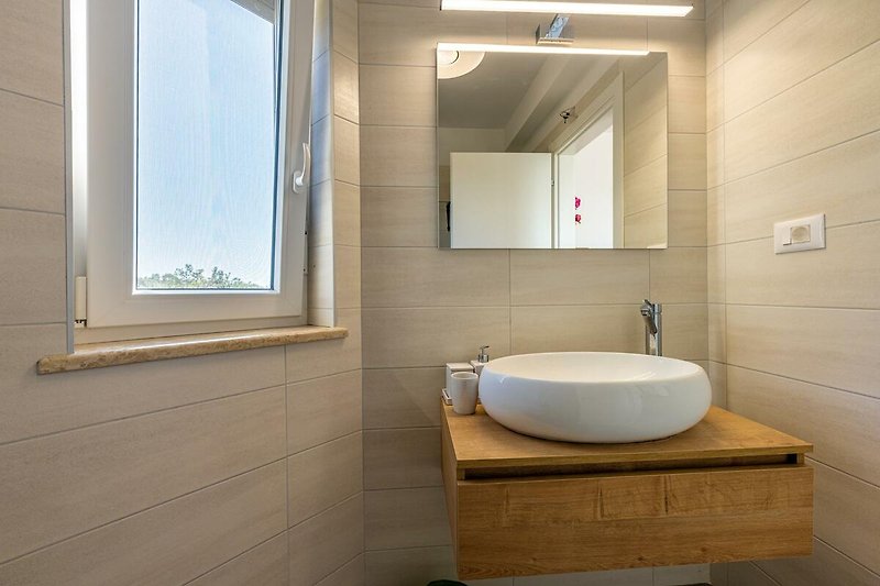 Schönes Badezimmer mit stilvoller Einrichtung und Holzboden.