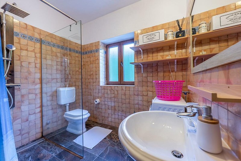 Blaue und lila Badezimmer mit Holzboden und Badewanne