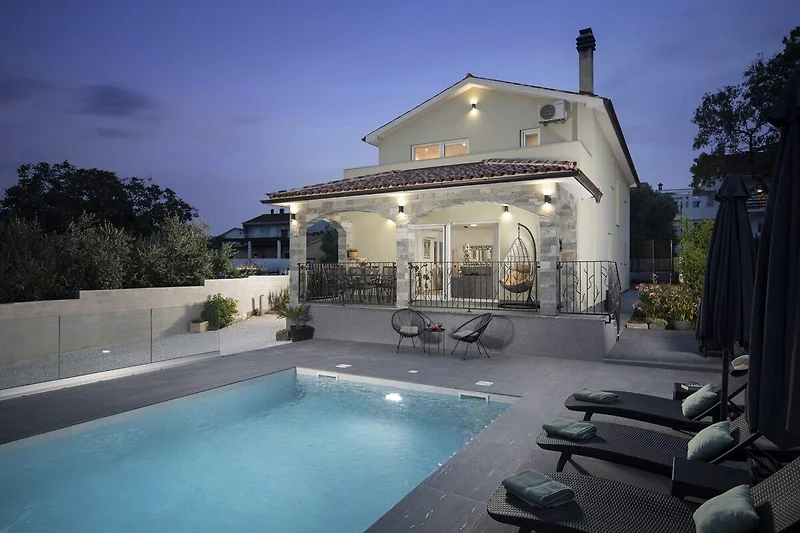 Pool, Sonnenliegen und stilvolle Outdoor-Möbel im Resort genießen.