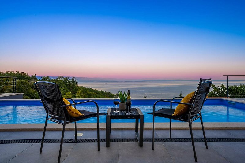 Schönes Ferienhaus mit Pool und Blick auf den Ozean.
