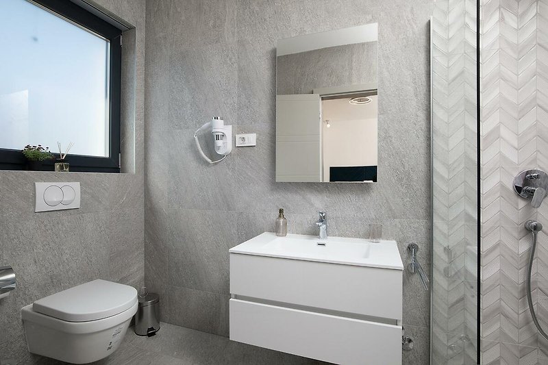 Schönes Badezimmer mit stilvollem Design und modernen Armaturen.