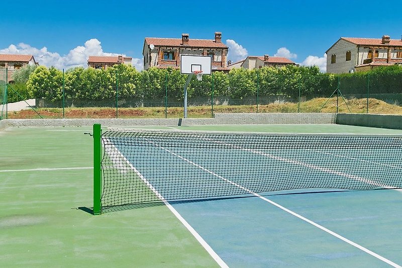 Gemeinsamer Tennisplatz im Resort