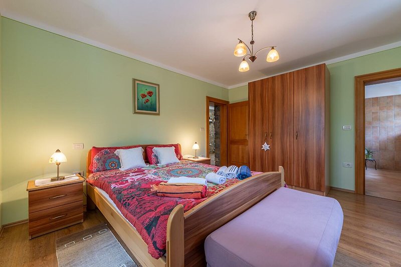 Gemütliches Schlafzimmer mit stilvollem Holzmöbeln und gemütlichem Bett.