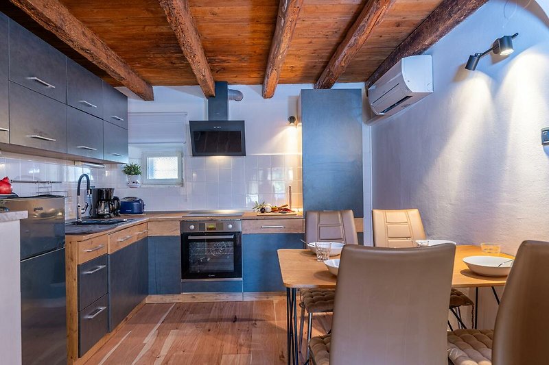 Schöne Küche mit Holzmöbeln und stilvoller Inneneinrichtung.