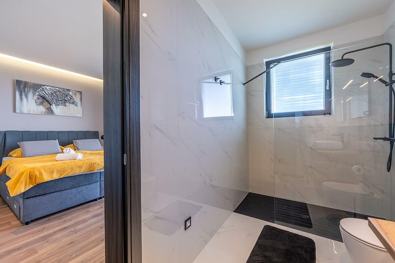 Gemütliches Badezimmer mit stilvoller Dusche und modernem Design.