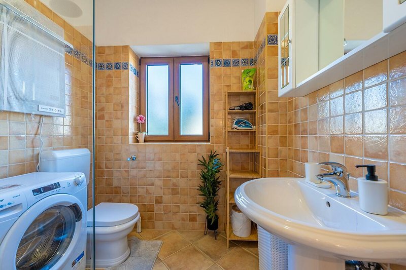 Ein stilvolles Badezimmer mit lila Akzenten und Holzelementen.