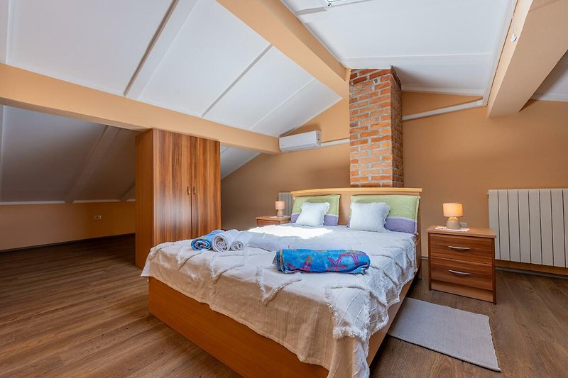 Gemütliches Schlafzimmer mit stilvoller Einrichtung und Holzmöbeln.
