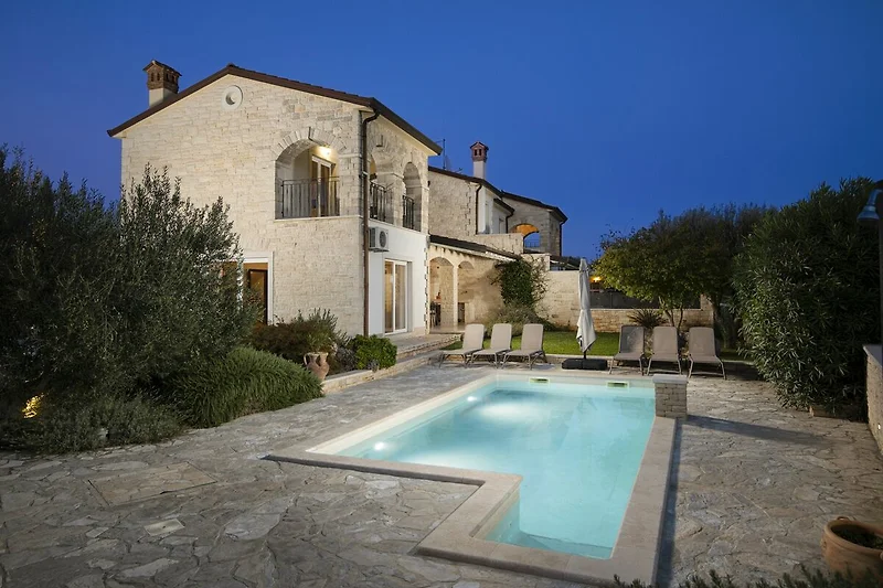Elegante Villa mit Pool und beeindruckender Steinarchitektur.