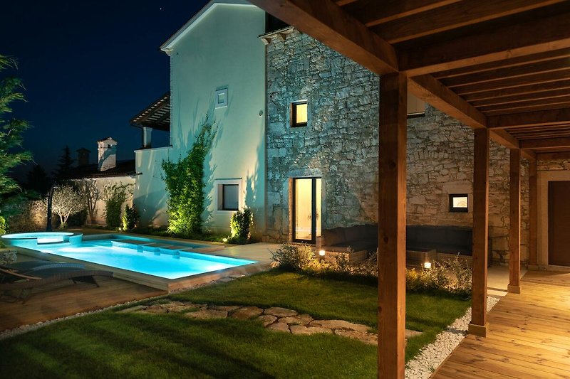 Schönes Haus mit Pool, Garten und stilvollem Design.