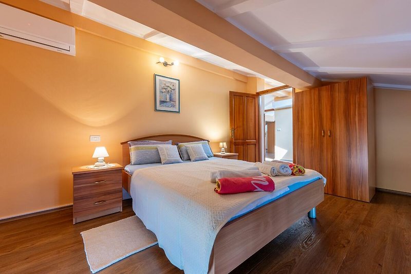 Gemütliches Schlafzimmer mit stilvollem Holzmöbeln und gemütlichem Bett.
