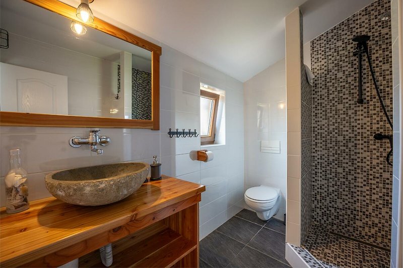 Schönes Badezimmer mit stilvoller Einrichtung und modernen Armaturen.