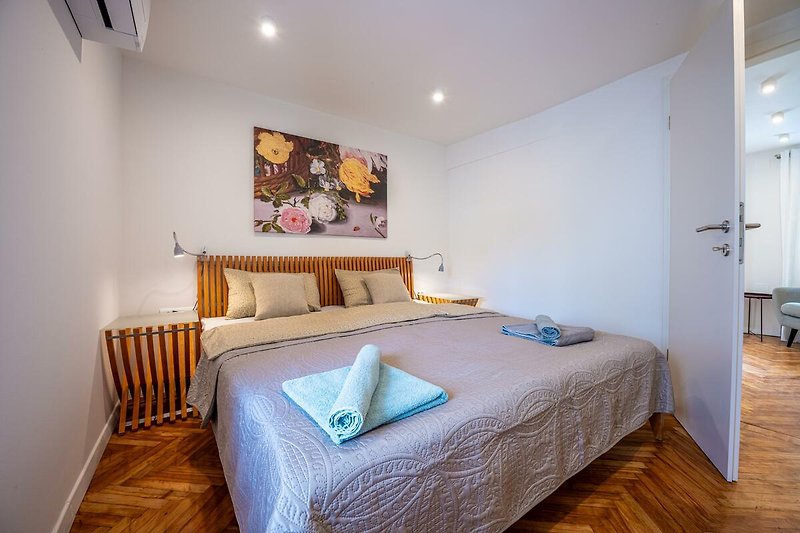 Gemütliches Schlafzimmer mit stilvollem Holzmobiliar und bequemem Bett. Perfekt zum Entspannen.
