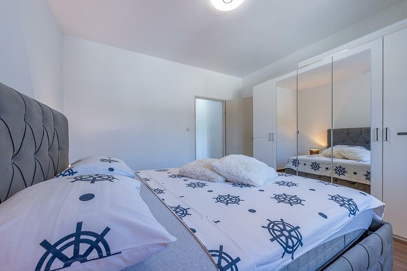 Gemütliches Schlafzimmer mit stilvollem Holzbett und schöner Inneneinrichtung.
