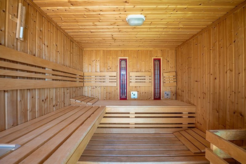 Gemütliches Holzinterieur mit symmetrischem Design und hochwertigem Parkett.