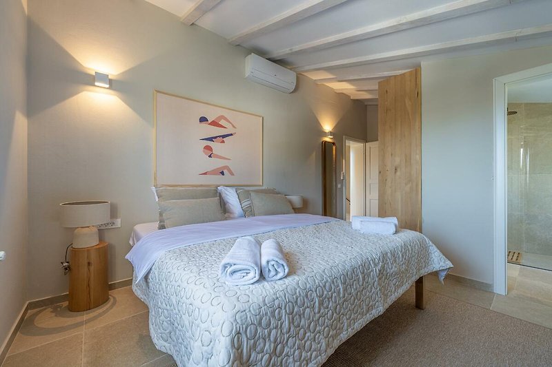 Modernes Schlafzimmer mit stilvoller Einrichtung und gemütlichem Bett.
