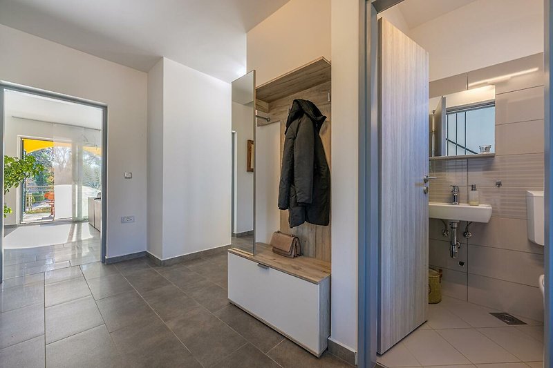 Einladendes Badezimmer mit stilvoller Einrichtung und modernen Armaturen.