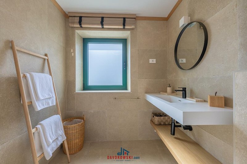 Modernes Badezimmer mit stilvoller Badewanne und eleganter Einrichtung.