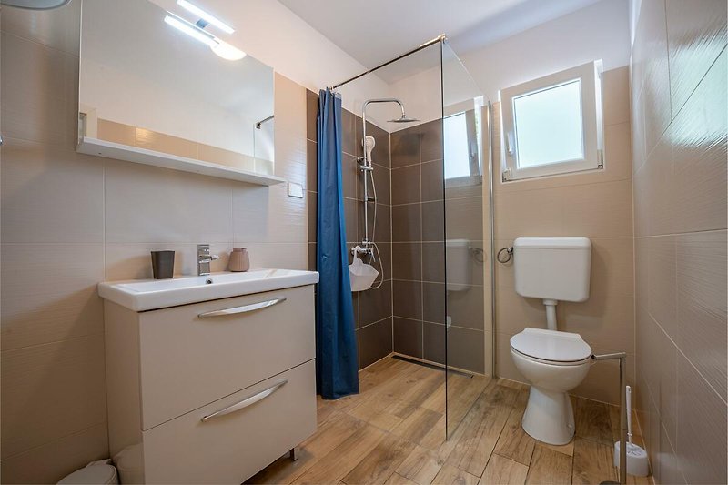 Modernes Badezimmer mit lila Akzenten und Holzdetails.