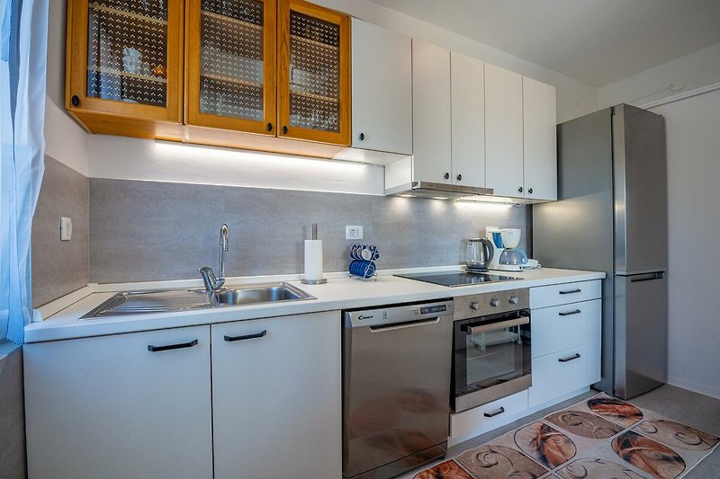 Moderne Küche mit blauer Beleuchtung und stilvoller Einrichtung.