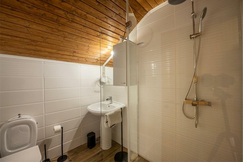 Gemütliches Badezimmer mit stilvoller Einrichtung und erfrischender Dusche. Perfekt zum Entspannen und Erfrischen.