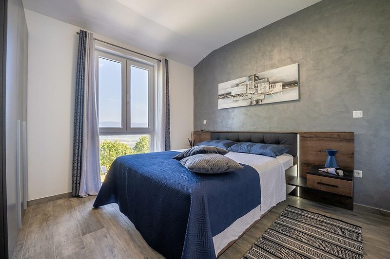 Einladendes Schlafzimmer mit bequemem Bett und stilvollem Holzmobiliar.