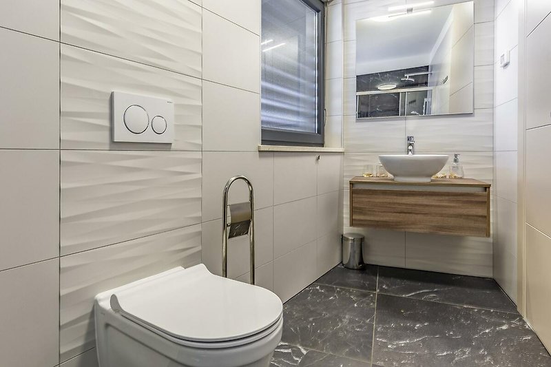 Gemütliches Badezimmer mit modernen Armaturen und stilvoller Einrichtung.