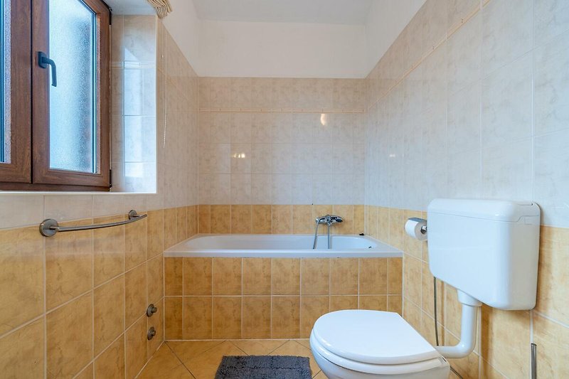 Schönes Badezimmer mit lila Fliesen und Holzakzenten.
