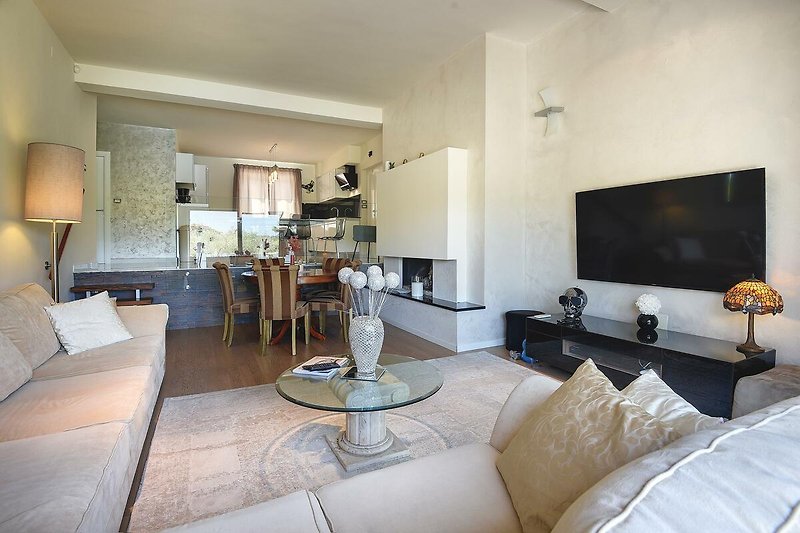 Stilvolles Wohnzimmer mit bequemer Couch und elegantem Design.