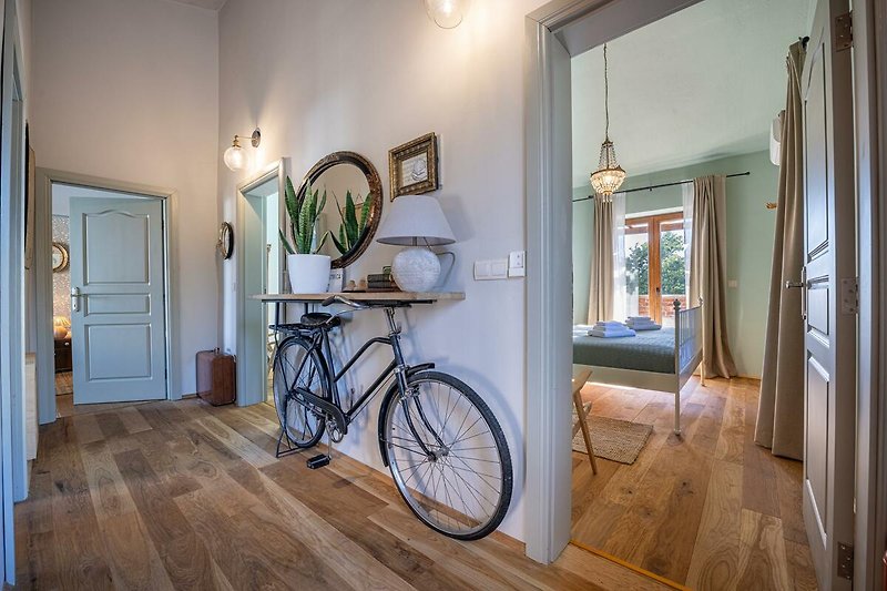 Ein stilvolles Fahrrad mit Holzrahmen und Metallfelgen in einem modernen Raum.