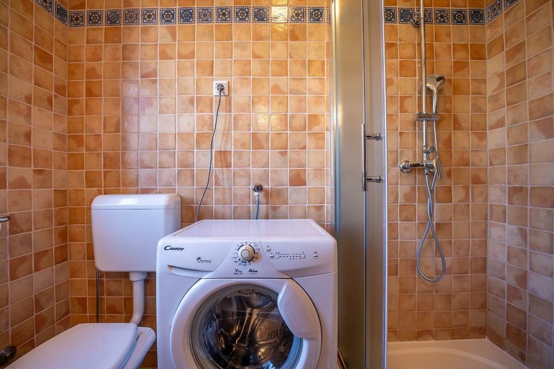 Gemütliches Badezimmer mit lila Badezimmerschrank und Waschbecken.