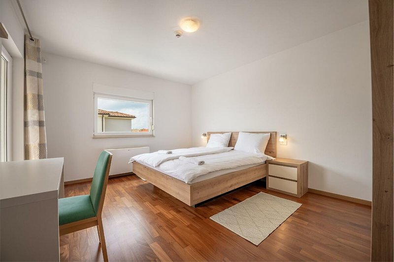 Verbringen Sie Ihren Urlaub in dieser komfortablen Wohnung mit stilvollem Interieur und gemütlichem Bett.