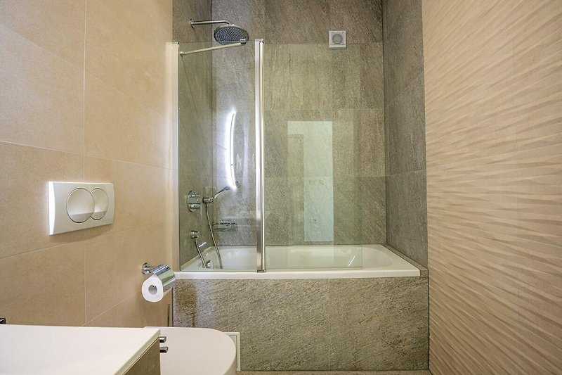 Schönes Badezimmer mit modernen Armaturen und stilvollem Design.