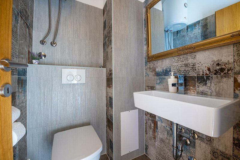 Modernes Badezimmer mit stilvoller Einrichtung und elegantem Waschbecken.