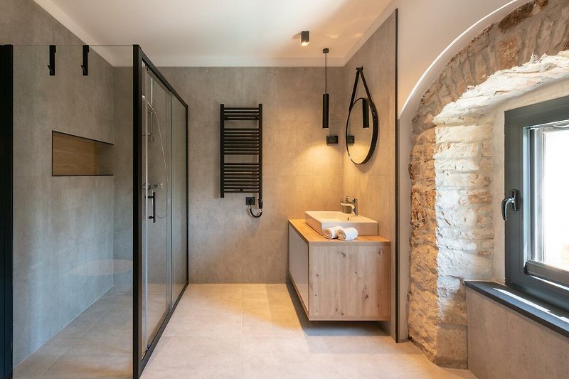 Stilvolles Badezimmer mit elegantem Interieur und modernem Waschbecken.