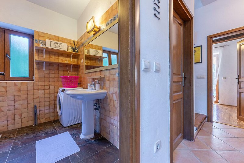 Schönes Badezimmer mit Holzmöbeln und Spiegel.