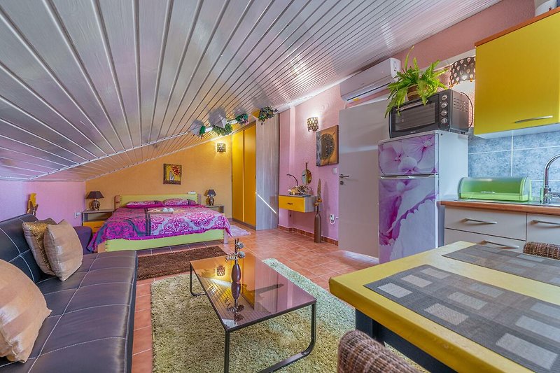 Gemütliches Wohnzimmer mit lila Akzenten und stilvoller Einrichtung.