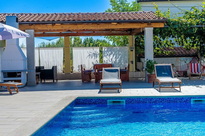 Schwimmbad, Möbel, Pflanzen und blauer Himmel - perfekt zum Entspannen!