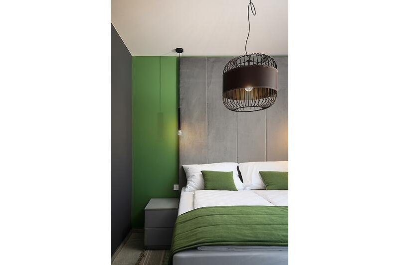 Gemütliches Schlafzimmer mit stilvollem Holzbett und angenehmer Beleuchtung.