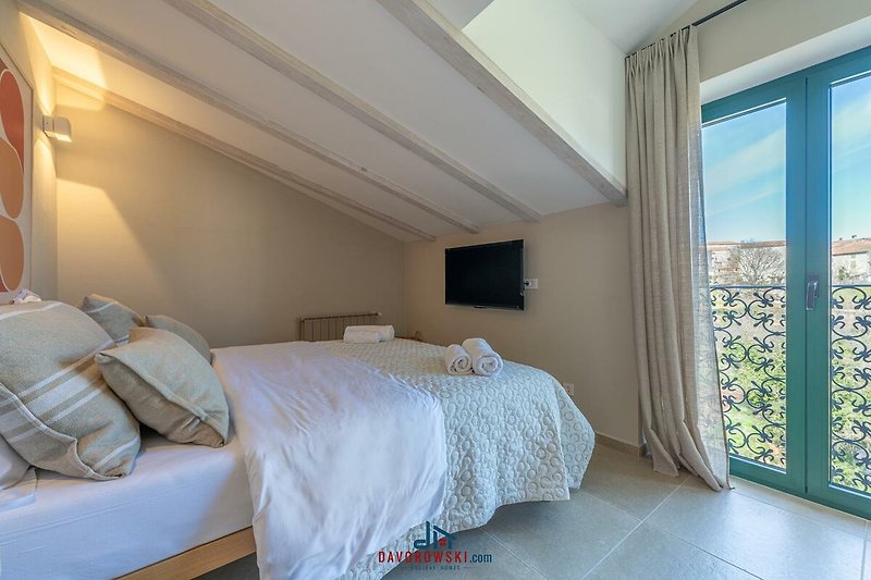 Stilvolles Schlafzimmer mit bequemem Bett und dekorativer Beleuchtung. Gemütliche Atmosphäre mit elegantem Design.