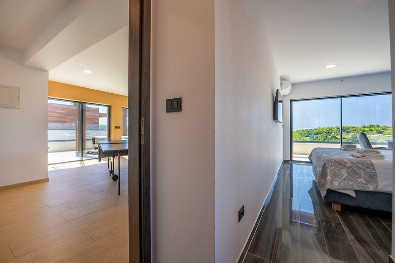 Moderne Wohnung mit stilvollem Interieur und elegantem Holzboden.
