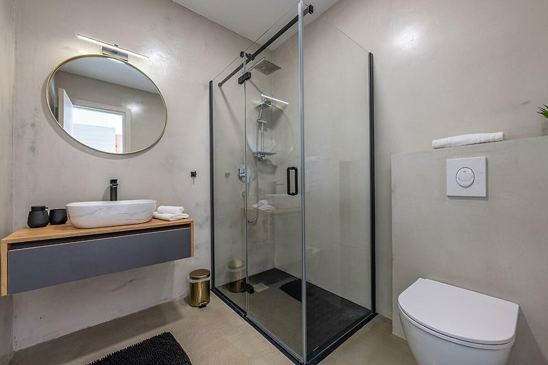 Schönes Badezimmer mit stilvoller Beleuchtung und modernem Design.